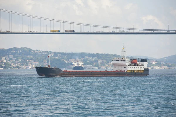 Gran barco que viaja por un río — Foto de Stock