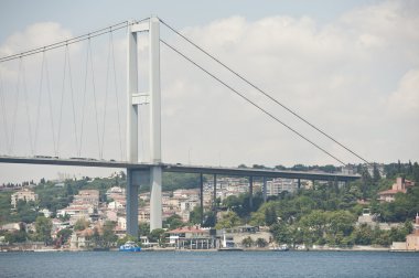 bir nehir üzerinde asma köprü desteği