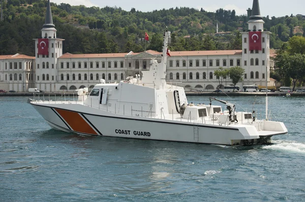 Coast Guard cutter on a river — Stock Photo, Image