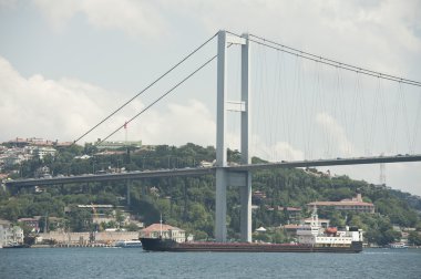büyük bir gemi bir nehir üzerinde seyahat