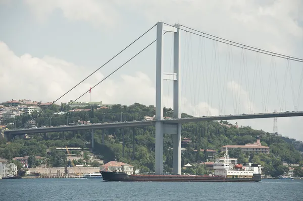 Büyük bir gemi bir nehir üzerinde seyahat — Stok fotoğraf