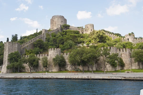 Αρχαία frotress σε ένα ποτάμι — Φωτογραφία Αρχείου