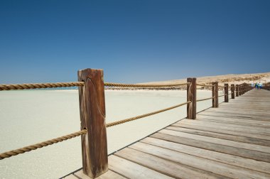tropik bir adada ahşap İskelesi