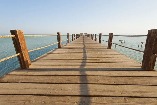 Embarcadero de madera en una isla tropical — Foto de Stock