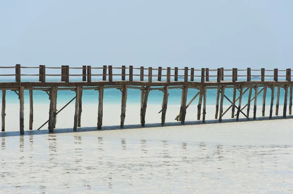 Embarcadero de madera en una isla tropical — Stockfoto