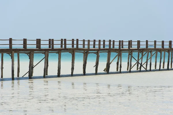 Jetée en bois sur une île tropicale — Photo