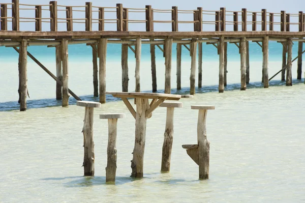 Jetty de madeira em uma ilha tropical — Fotografia de Stock