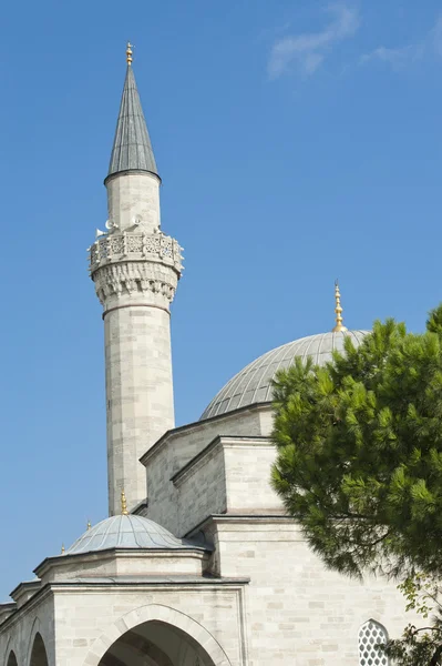 Ancienne mosquée à Istanbul avec ciel bleu — Photo