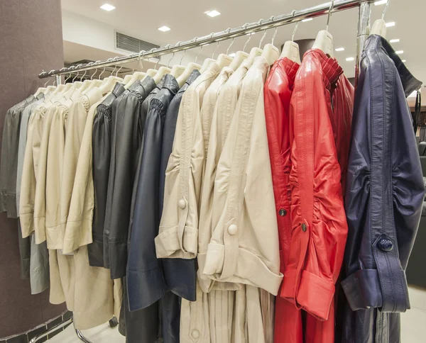 Jaquetas de couro penduradas em um trilho — Fotografia de Stock