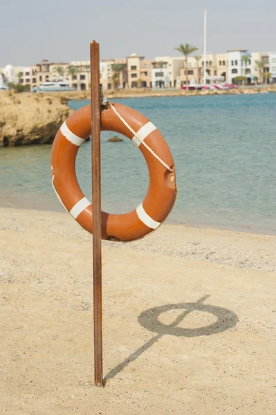 Life ring on a tropical beach — Stock Photo, Image