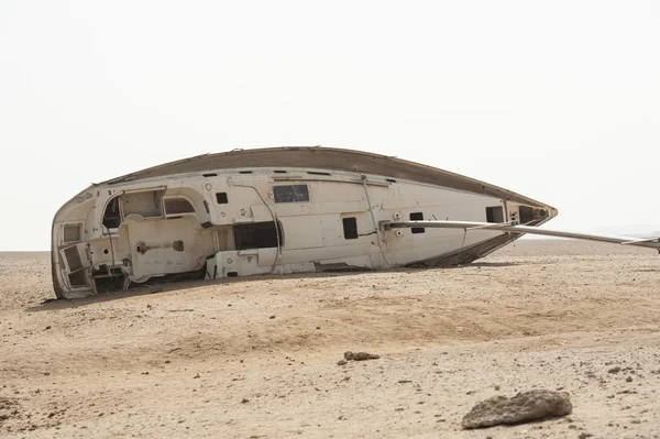 Iate à vela abandonado no deserto — Fotografia de Stock