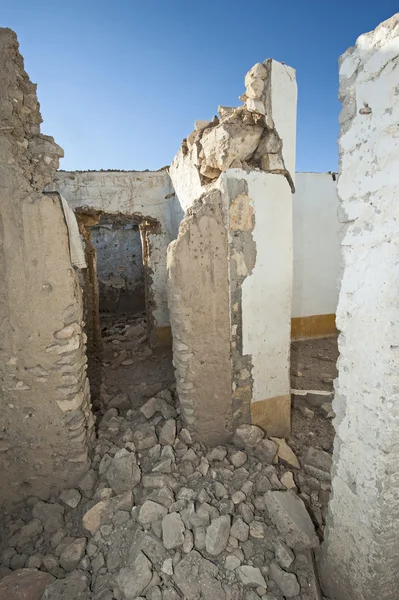 Porte d'un bâtiment abandonné — Photo