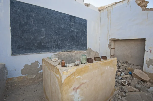 Velha sala de aula em uma escola abandonada — Fotografia de Stock