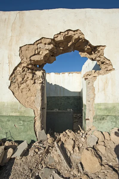 Porta de entrada de um edifício abandonado — Fotografia de Stock