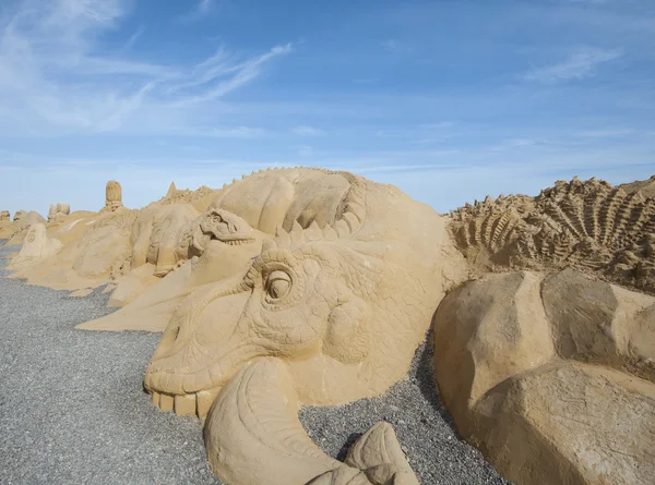 Gran escultura de arena de un dinosaurio — Foto de Stock