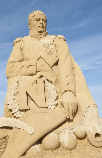 Sand skulptur av kejsar napoleon mot blå himmel — Stockfoto