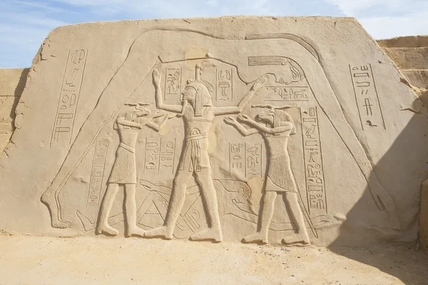 埃及象形文字雕刻的堆沙作品 — 图库照片