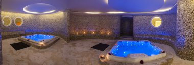 área molhada com jacuzzis no spa de saúde