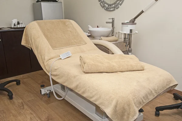 Treatment bed in a health spa — Stock Photo, Image