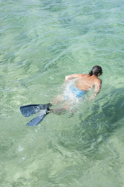 Man snorkeling in tropical lagoon — Stock Photo, Image