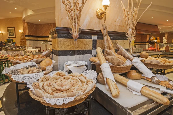 Brood selectie bij hotel buffet — Stockfoto