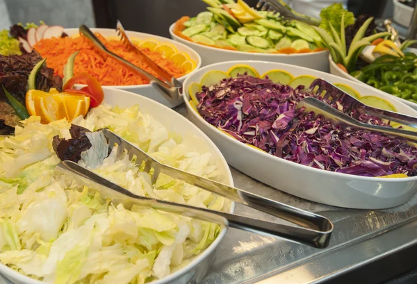 Selezione di insalate al buffet del ristorante — Foto Stock