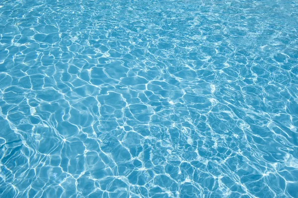 Eau ondulante dans une piscine tropicale abstraite — Photo