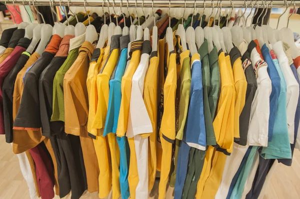 Rij van tshirts opknoping op een spoor — Stockfoto