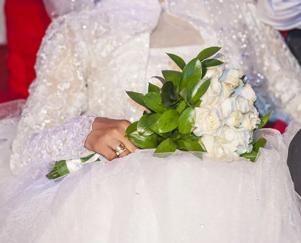 Bride at a wedding holding a bouquet — Stock Photo, Image