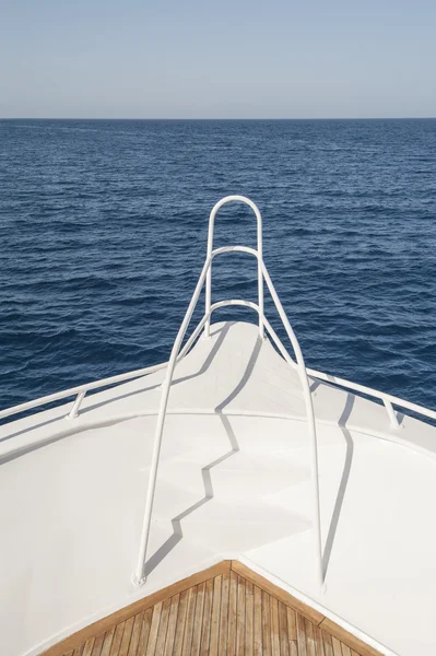 Arco di uno yacht a motore privato — Foto Stock