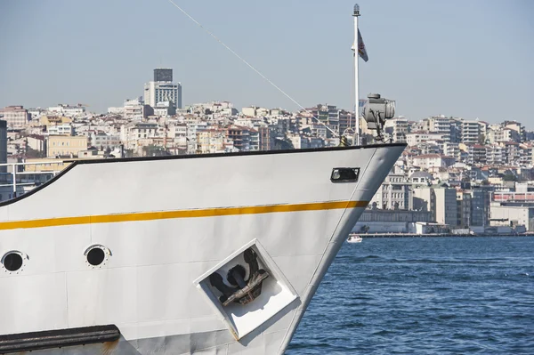 Bow of a large ship in port — Stock Photo, Image