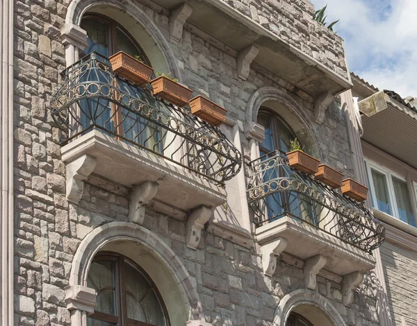Esterno di un edificio in pietra con balcone — Foto Stock