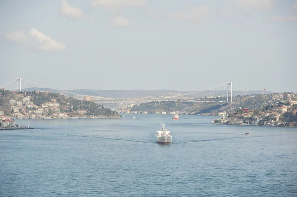 在伊斯坦布尔博斯普鲁斯海峡顺流而下的鸟瞰图 — 图库照片