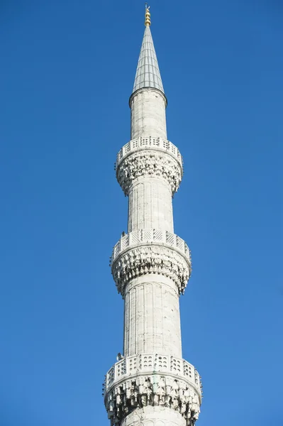 Minaret tegen blauwe hemelachtergrond — Stockfoto