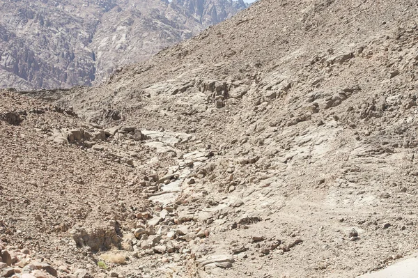 Скалистые склоны гор в пустыне — стоковое фото