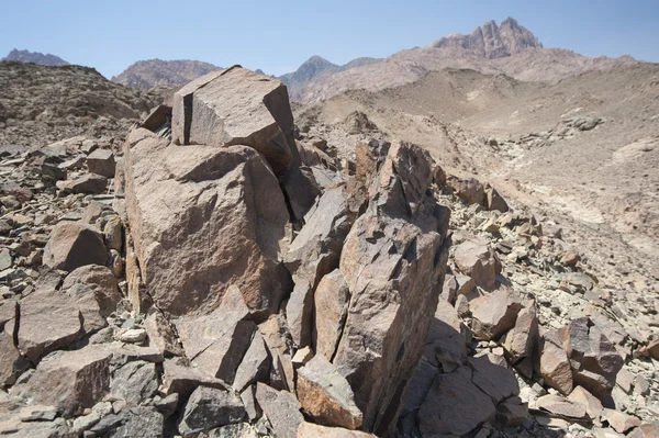 Granito pendiente de la montaña en un desierto — Foto de Stock