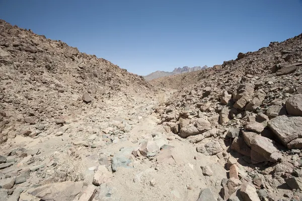 Скалистые склоны гор в пустыне — стоковое фото