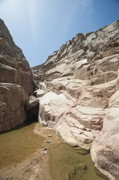 Canyon de montanha rochosa em um deserto — Fotografia de Stock