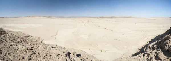 Kalliovuoren rinne aavikolla — kuvapankkivalokuva