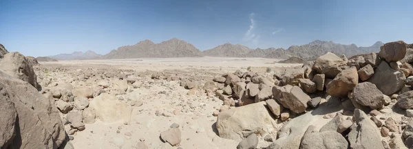 Pendiente rocosa de la montaña en un desierto — Foto de Stock