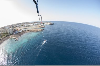 Parasailing dan tropikal tatil köyü havadan görünümü