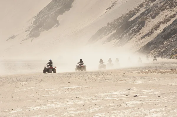 Quad bike safari through a desert landscape — Stock Photo, Image