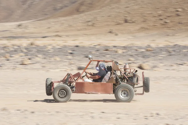 Desert buggy racing across ground — Stock Photo, Image