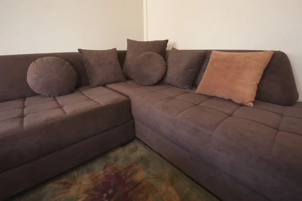 L-förmiges Sofa im Wohnzimmer — Stockfoto