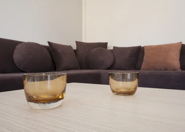 Sofa und Tisch im Wohnzimmer — Stockfoto