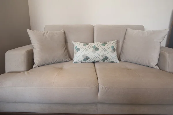 米色的沙发在客厅里 — 图库照片