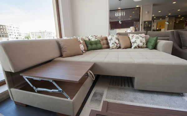 Grande sofá no showroom móveis — Fotografia de Stock