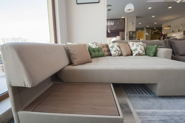 Stor soffa i möbler showroom — Stockfoto