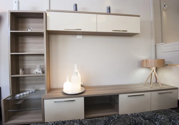 gösteri odasında duvarda TV raf ünitesi