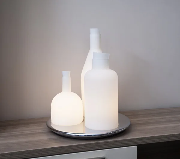 Luce bottiglia ornata sullo scaffale — Foto Stock